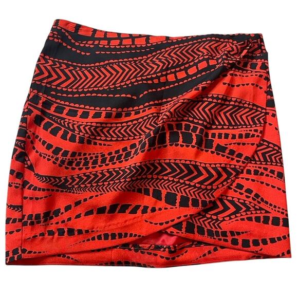 BEBE Wrap Skirt Black‎ Red Patterened Pencil 2 Extra Small Mini Office Work - Picture 1 of 3